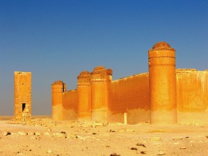 القلعة الأموية: المدخل الرئيسي والجدران مع mynaret
