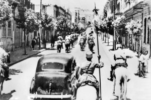 The fall of Damascus to the Allies, late June 1941. Une voiture portant les commandants de la France libre entre dans la ville. Ils sont escortés par Vichy cavalerie circassienne française (Gardes Tcherkess).