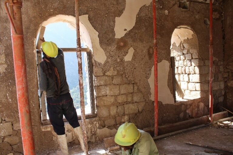 Reinforcing windows in the room above the entrance located on the eastern façade.